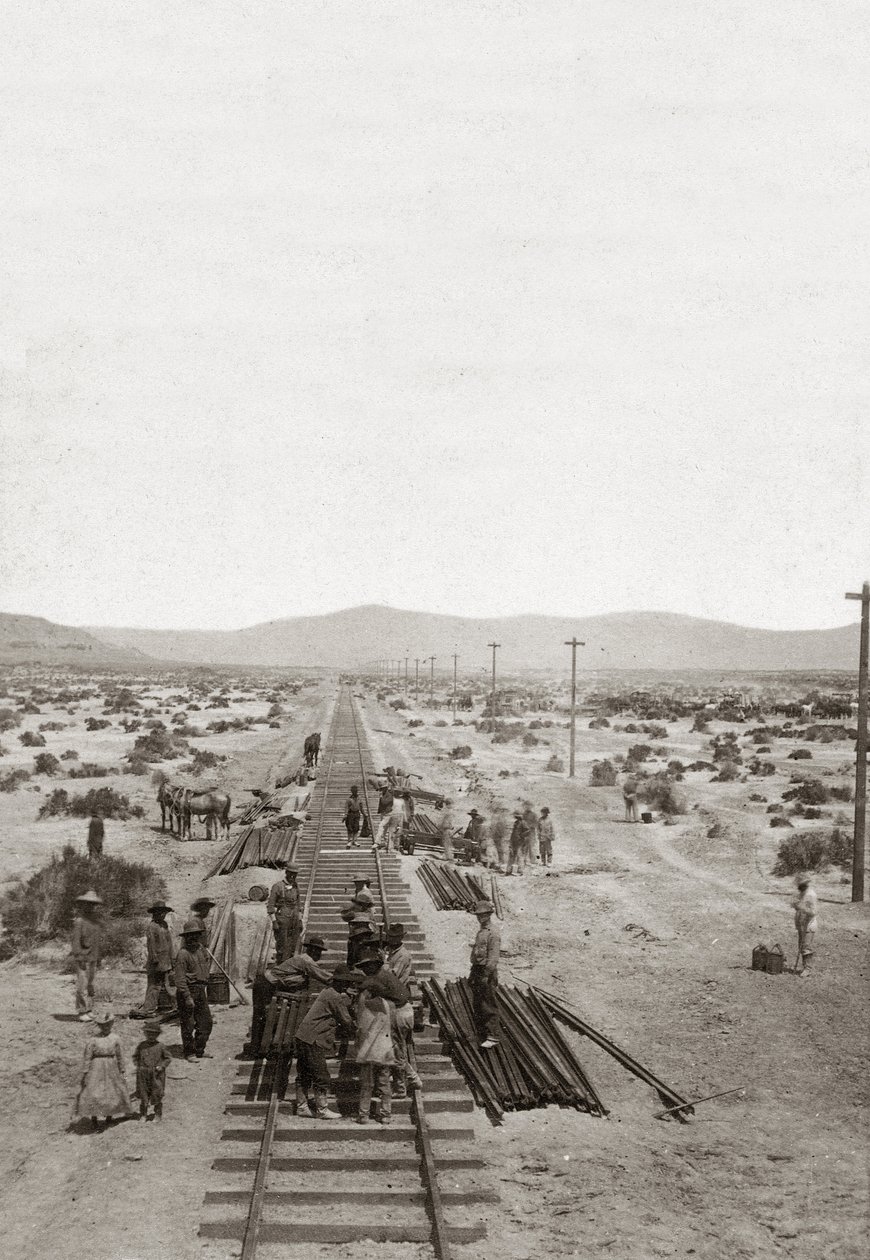 Costruzione nel 1869 delle Ferrovie del Pacifico Centrale - Nevada - Lavoratori che costruiscono le linee ferroviarie della Central Pacific Company per costruire la prima ferrovia transcontinentale nordamericana da American Photographer