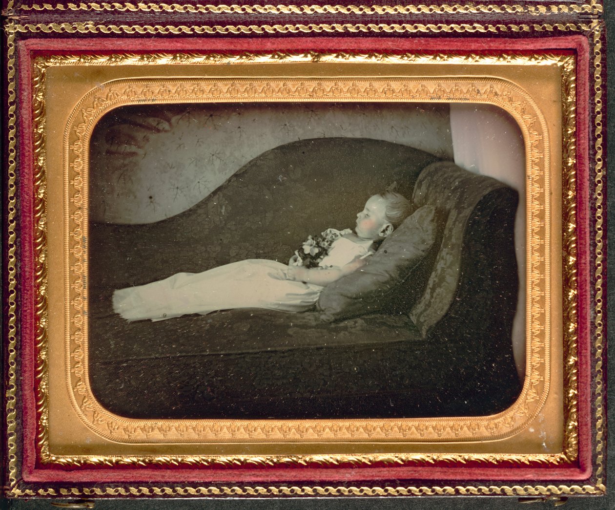 Bambino morto su un divano, c.1855 da American Photographer