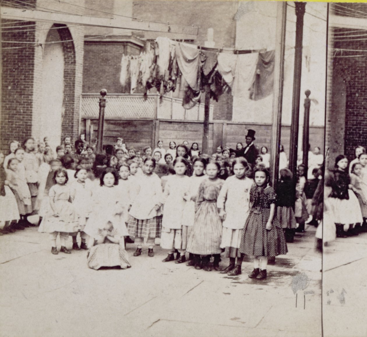 Società Femminile di Guardia, Casa per gli Amici, 29th Street, New York, 4 luglio 1864 da American Photographer