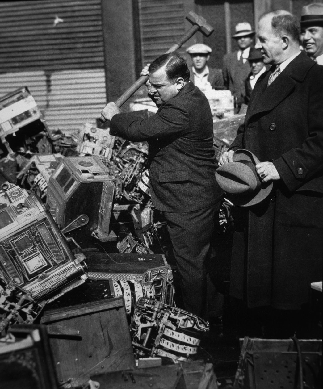 Fiorello La Guardia (1882-1947) distrugge slot machine confiscate da American Photographer