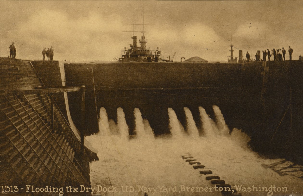 Allagamento del bacino di carenaggio, US Navy Yard, Bremerton; Washington, USA (foto b/n) da American Photographer