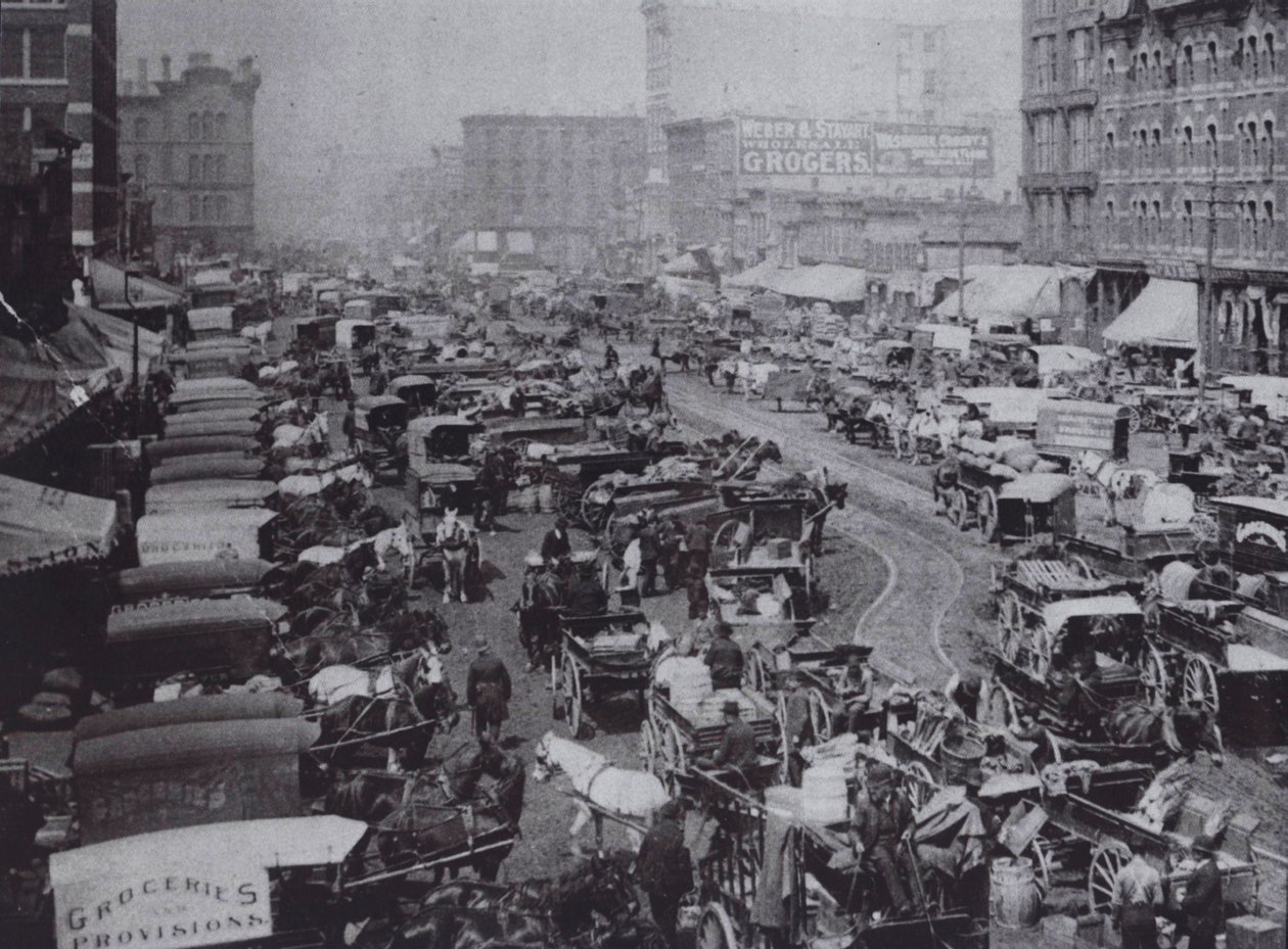 Haymarket Square piena di carrozze trainate da cavalli, Chicago da American Photographer