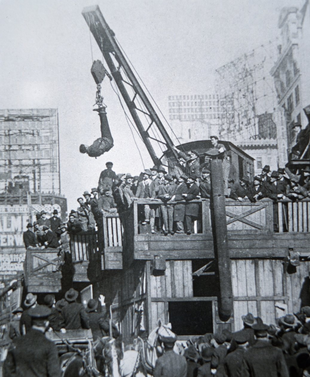 Houdini che scappa da una camicia di forza sospeso da una gru a New York da American Photographer