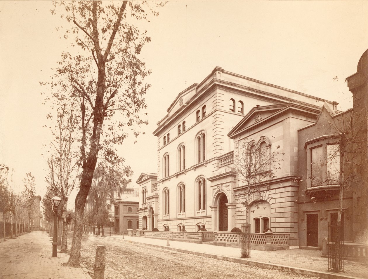 Residenza di Joseph Harrison, 227 South 18th, East Rittenhouse Square, 1866 da American Photographer