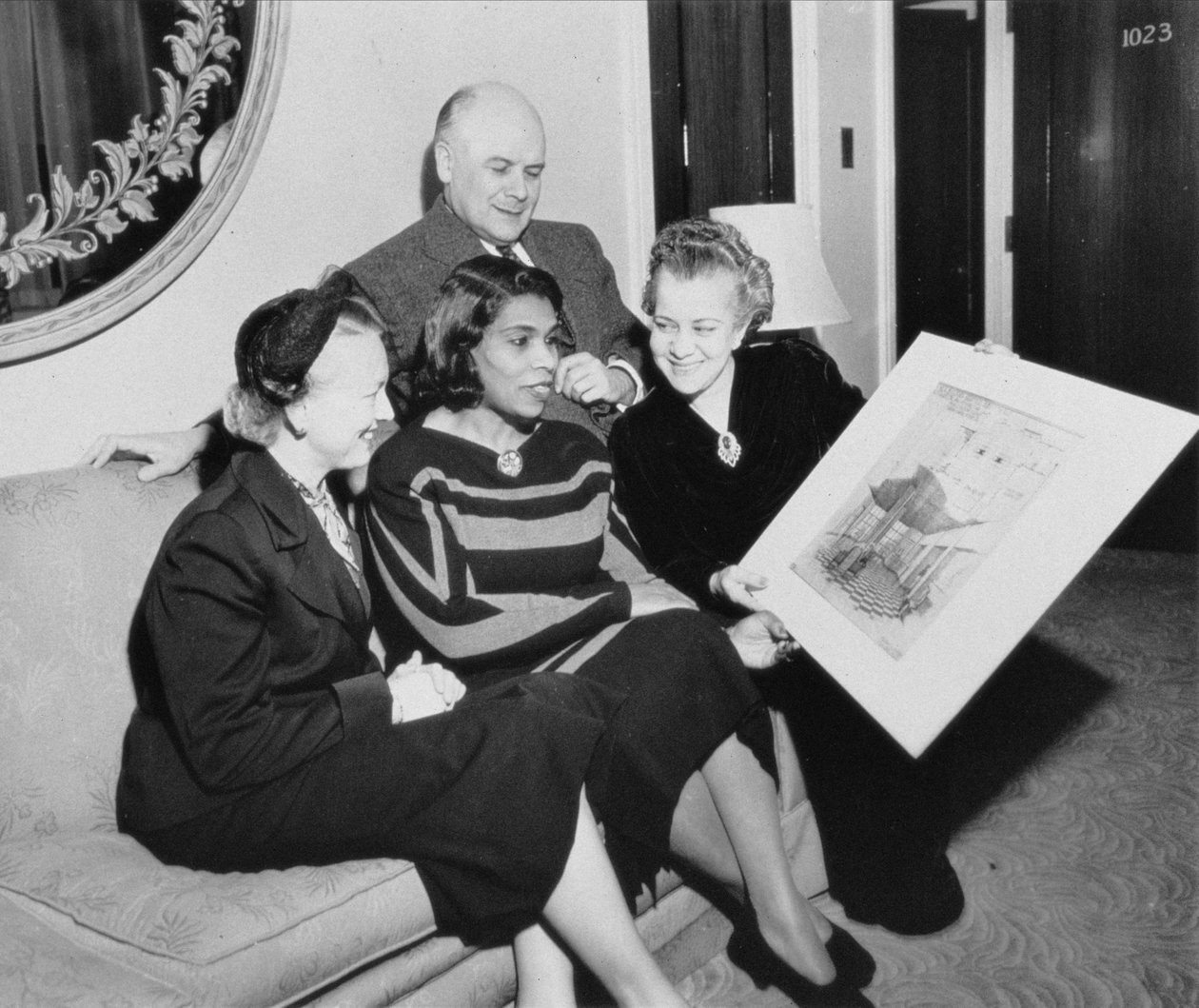 Marian Anderson (1897-1993) e Richard Bucky Fuller (1895-1983) con altre due donne da American Photographer