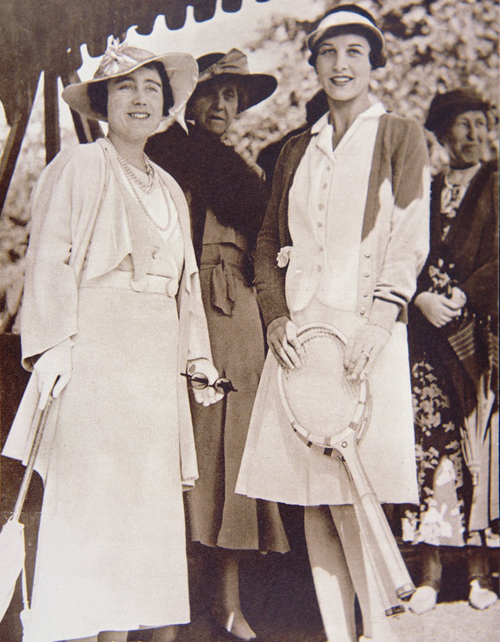 Mrs Helen Wills Moody (a destra) la campionessa di tennis americana, incontra la Duchessa di York al All-England Club di Wimbledon durante il Campionato di Tennis su Prato nel 1935 (foto in b/n) da American Photographer