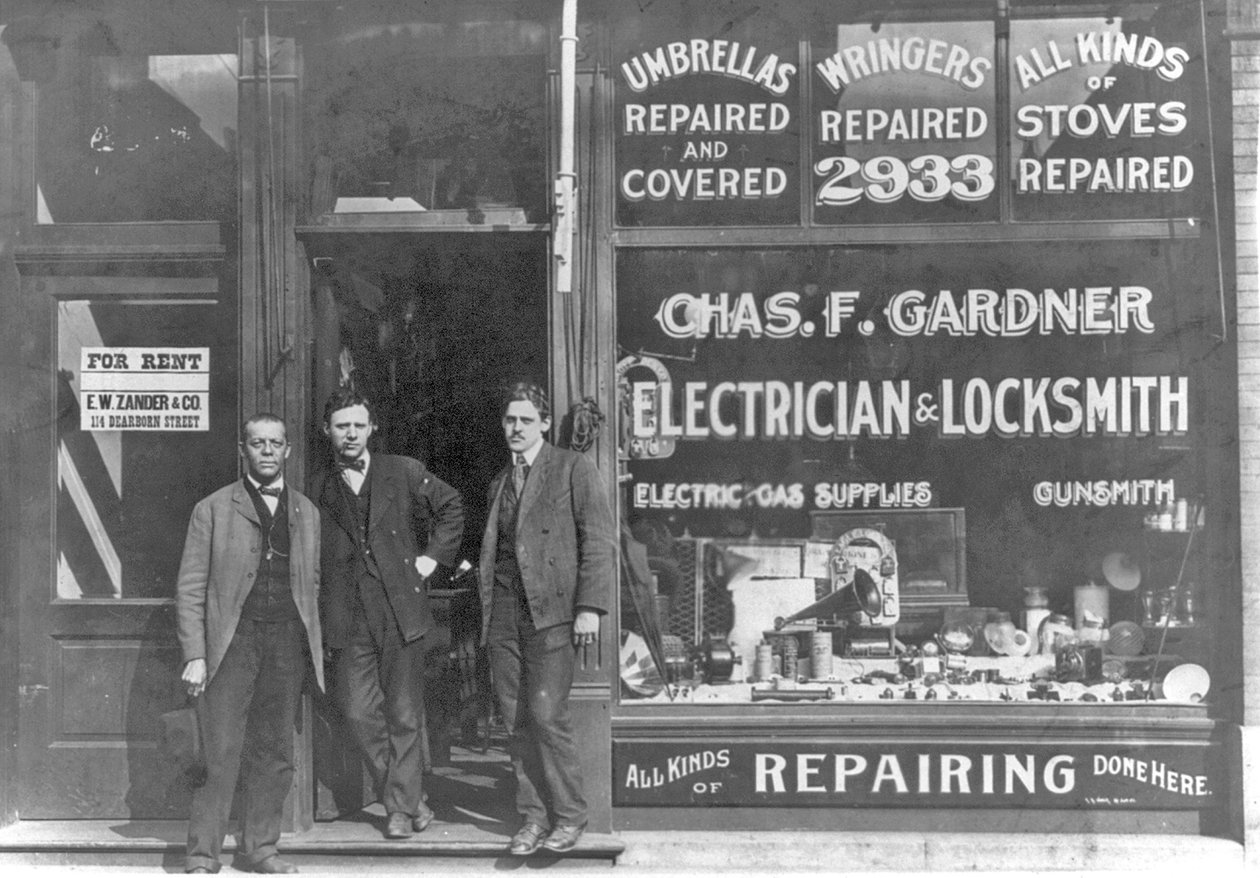 Unico negozio nero del suo genere negli Stati Uniti, al 2933 State St., Chicago, Illinois, c.1899 (foto in bianco e nero) da American Photographer