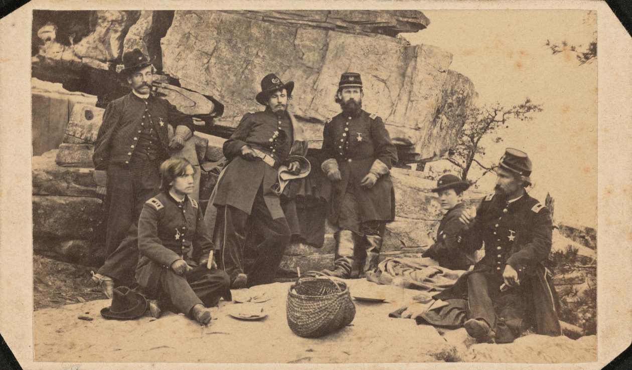 "Parte dello staff del generale Geary. Scattata sulla cima del monte Lookout il giorno di Natale",1863 (foto) da American Photographer