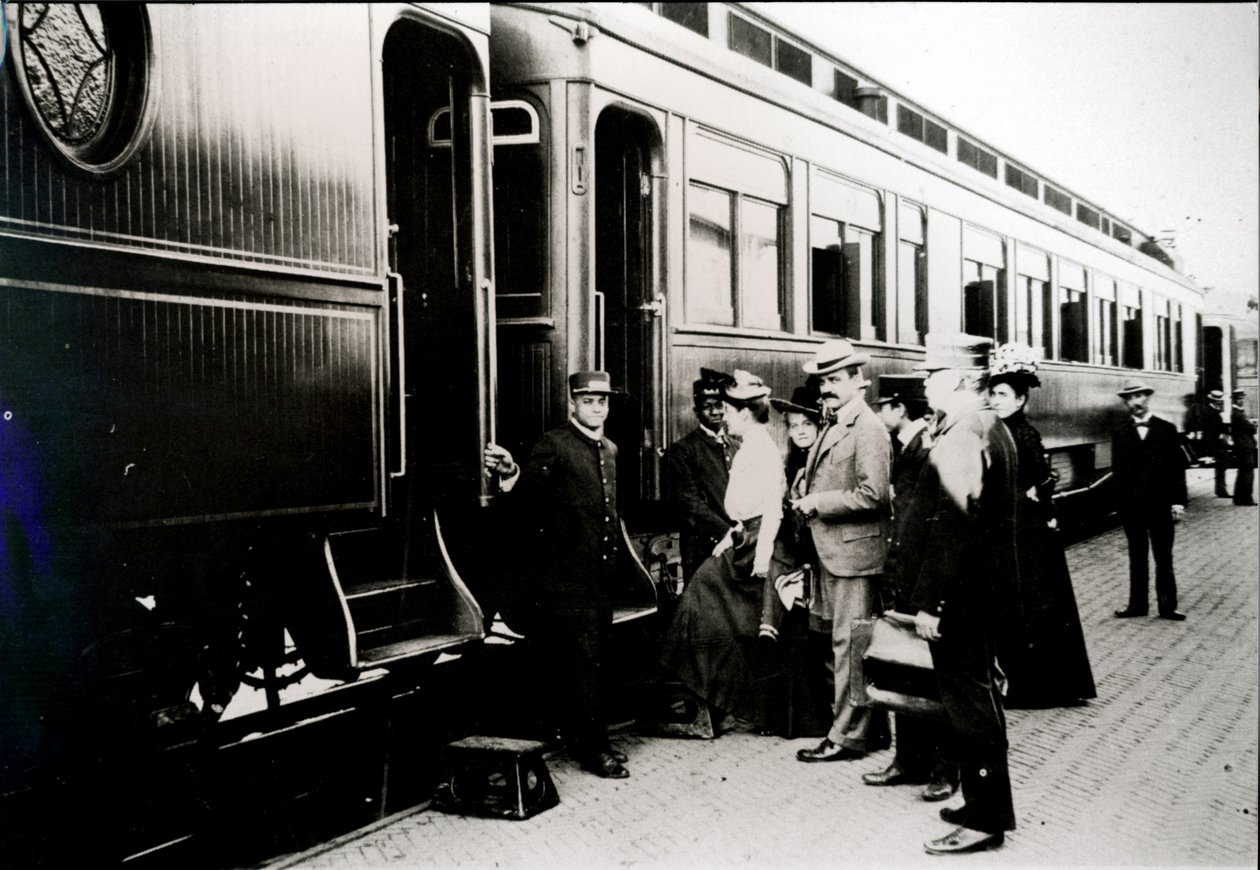 Passeggeri che salgono su una carrozza di prima classe della Chicago, Burlington & Quincy Railroad nel 1910 da American Photographer