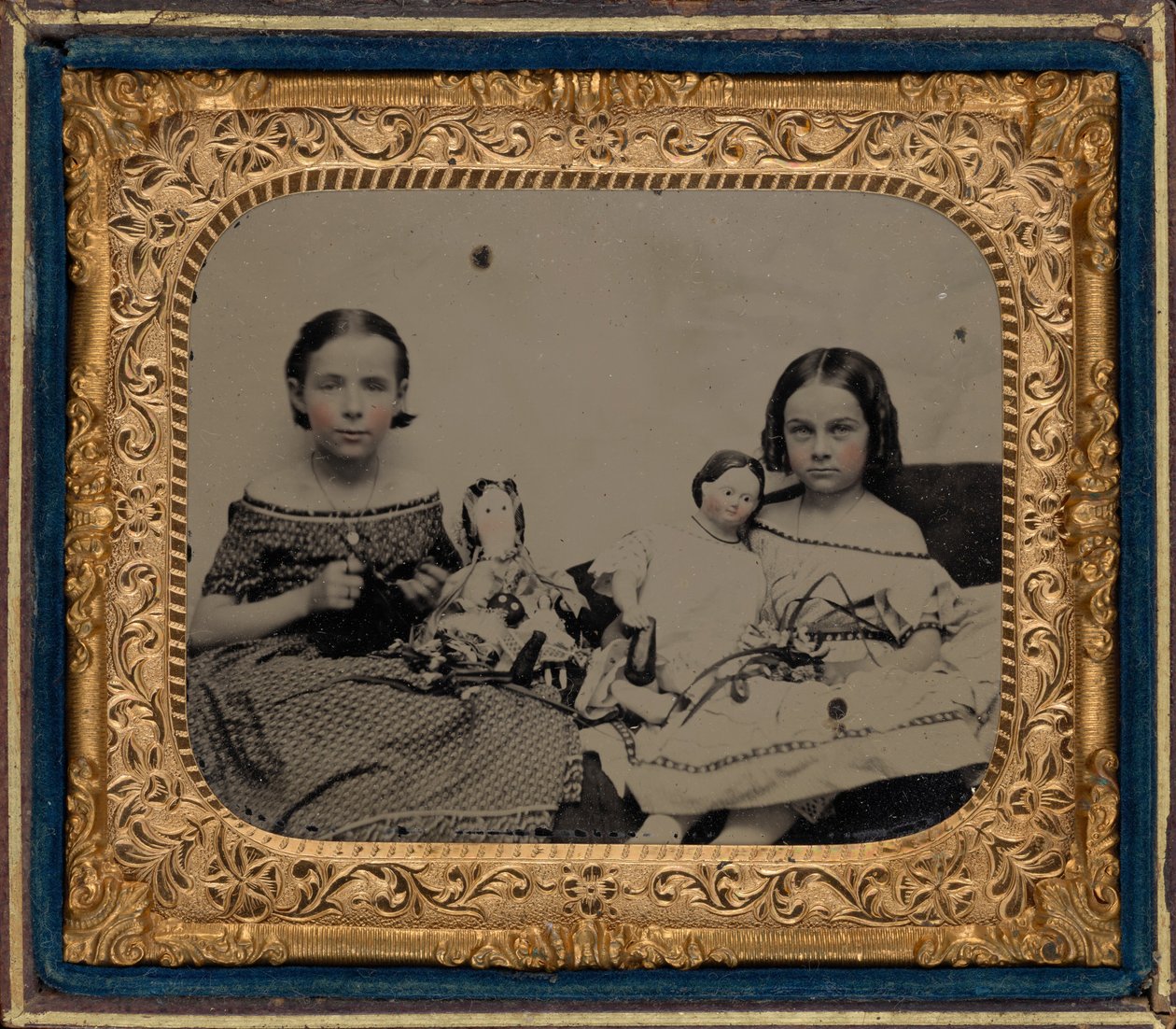 Ritratto di due ragazze con bambole, c. 1860 (foto) da American Photographer