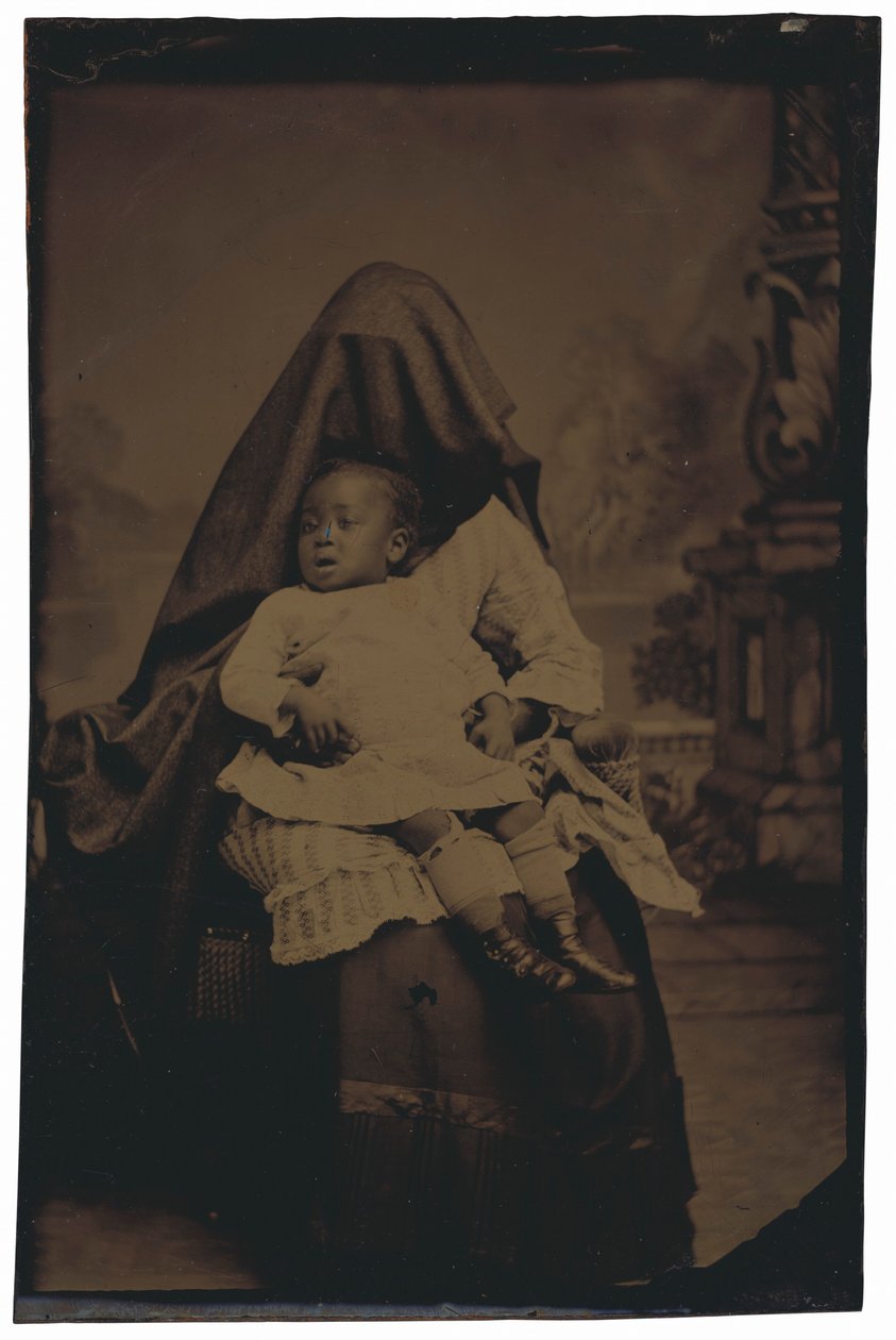 Ritratto di donna e bambino nascosto, c. 1875 (foto) da American Photographer