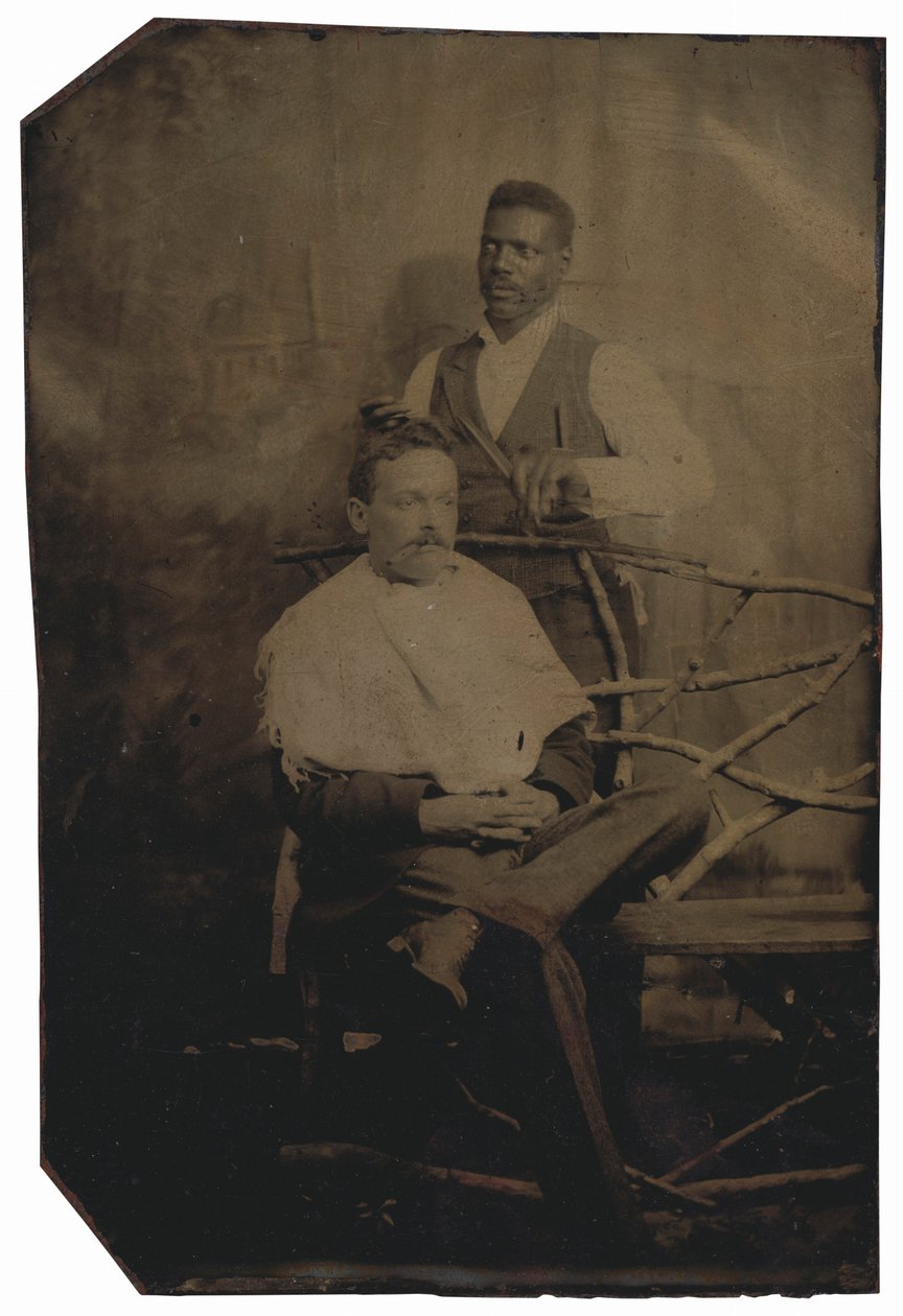 Ritratto di uomo che taglia i capelli, c. 1890 (foto) da American Photographer