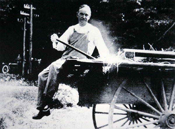 Il presidente Calvin Coolidge (1873-1933) che posa come un contadino durante una vacanza in Vermont da American Photographer