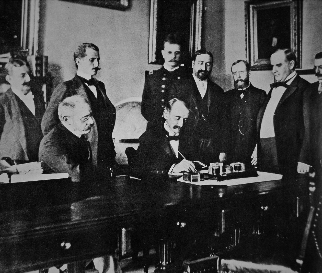 Il presidente William McKinley assiste alla firma del protocollo di pace che pose fine alla guerra con la Spagna da American Photographer