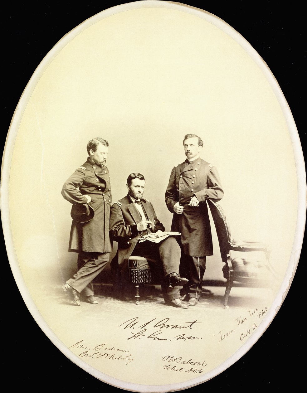 Fotografia firmata di Ulysses S. Grant e dei suoi aiutanti, Orville E. Babcock e Adam Badeau, in uniforme militare, c.1865 da American Photographer