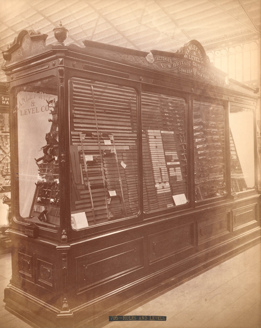 Esposizione della Stanley Rule and Level Co., Centennial International Exhibition, Philadelphia, 1876 da American Photographer