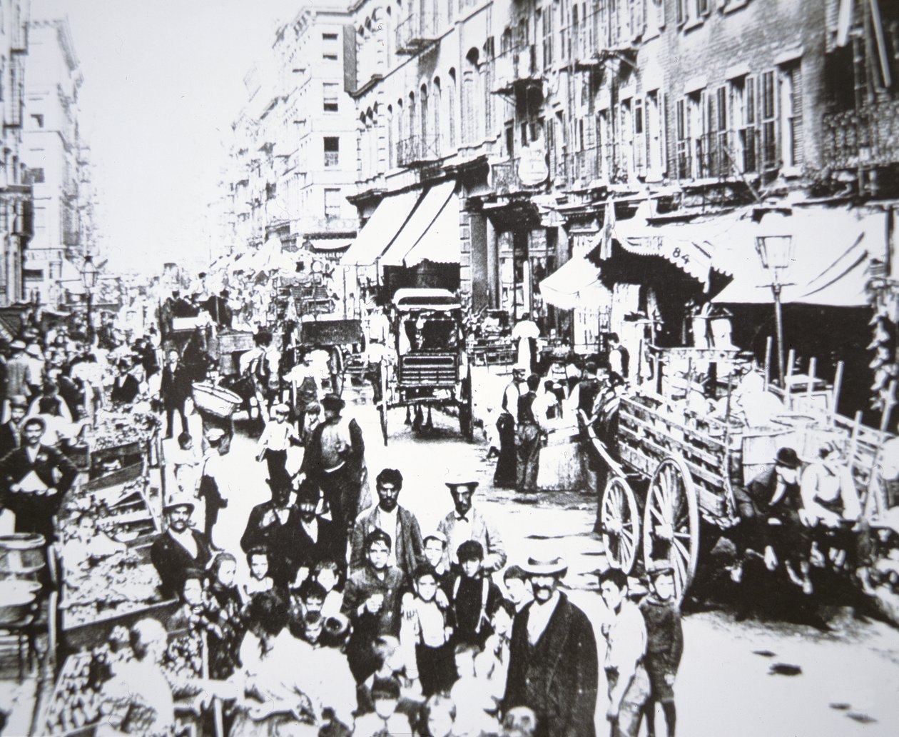 Mercato di strada in Mulberry Street, Lower East Side, New York City da American Photographer