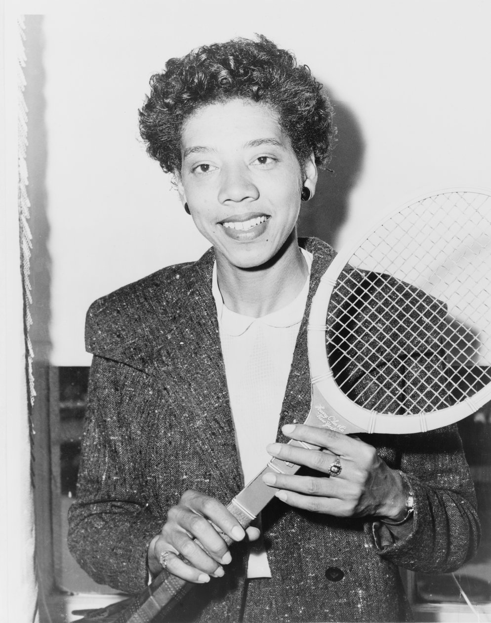 Stella del tennis Althea Gibson, Stati Uniti, 1956 da American Photographer
