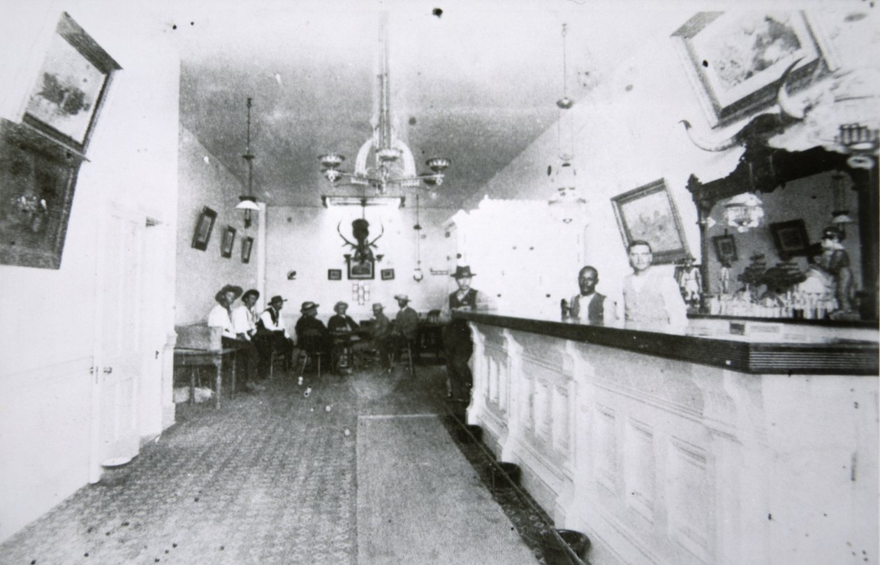 Il Long Branch Saloon, Dodge City, Kansas, c.1880 da American Photographer
