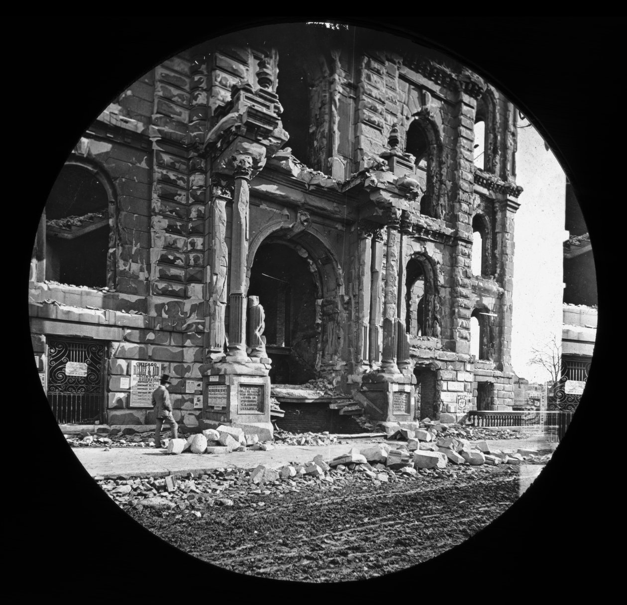 Ingresso ovest del tribunale dopo il Grande Incendio di Chicago, 1871 da American Photographer