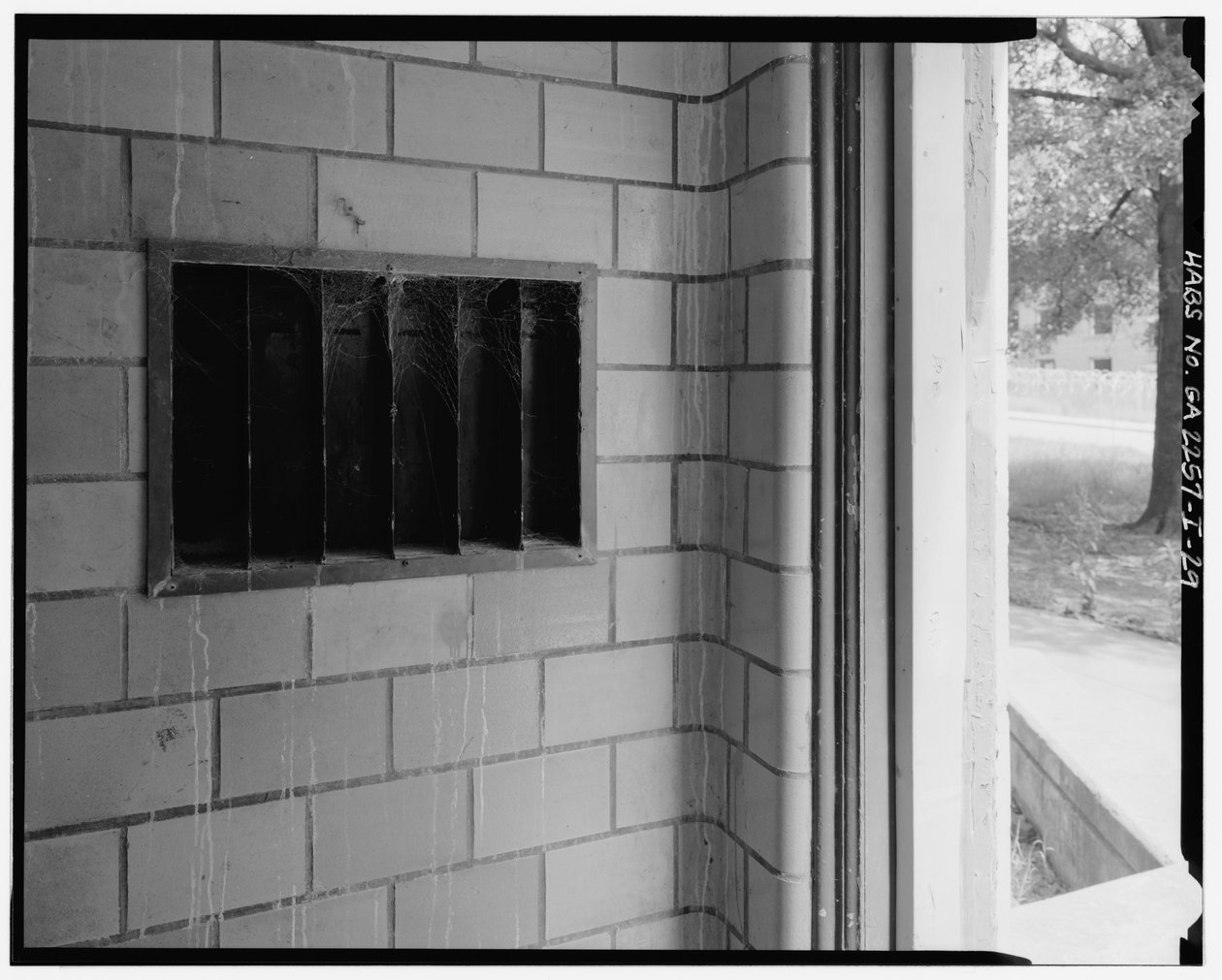 Dettaglio di piastrelle e modanature con cassette postali, ingresso tipico alla tromba delle scale, Techwood Homes, Edificio n. 6, 465 Techwood Drive e 119-125 Hunnicutt Street, Atlanta, Contea di Fulton, GA da American Photographer
