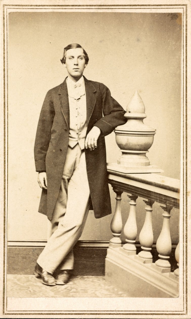 Uomo non identificato con cappotto appoggiato a una colonna, c.1860-75 da American Photographer