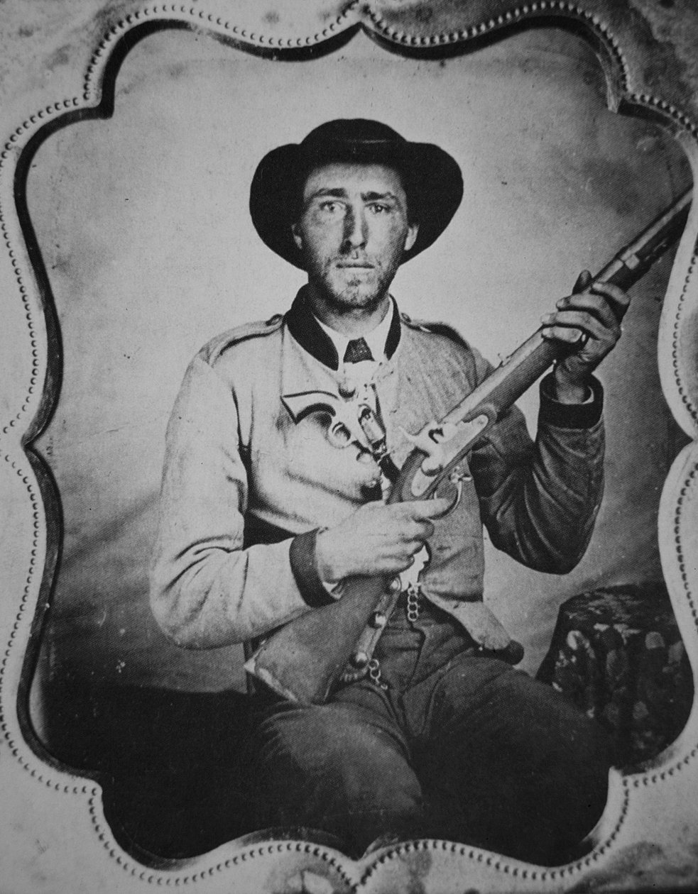Soldato confederato sconosciuto che posa nello studio del fotografo da American Photographer