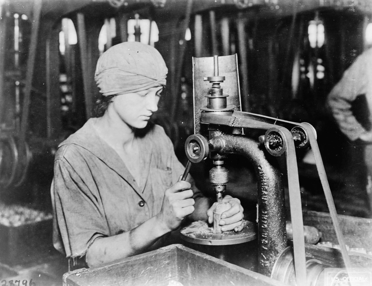 Donna che svasatura il foro del tubo detonatore e riempie il foro in una granata a mano presso la Westinghouse Electric & Mfg. Co., East Pittsburgh, Pa., durante la Prima Guerra Mondiale, 1914-18 da American Photographer