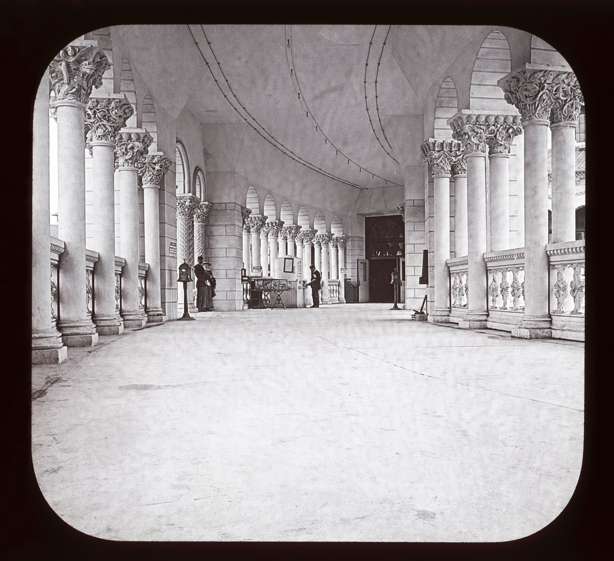Esposizione Colombiana Mondiale: Colonnato delle Pescherie, Chicago, 1893 da American Photographer