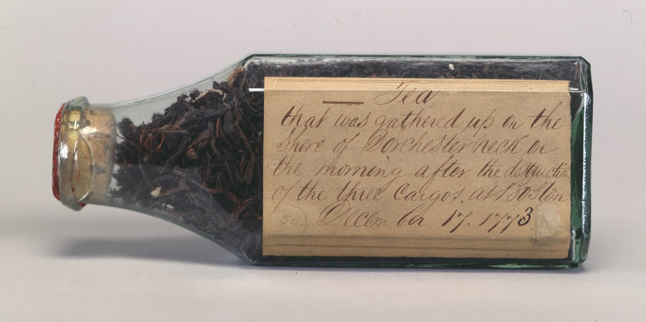 Foglie di tè del Boston Tea Party in una bottiglia di vetro, raccolte da T.M. Harris, Dorchester Neck, dicembre 1773 da American School