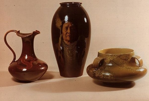 Vaso con ritratto del Capo Giuseppe della tribù Nez Perce, firmato da W.P. Macdonald; brocca con motivo di drago marcata con le iniziali di Albert R. Valentien; ciotola con motivo floreale giapponese da American School
