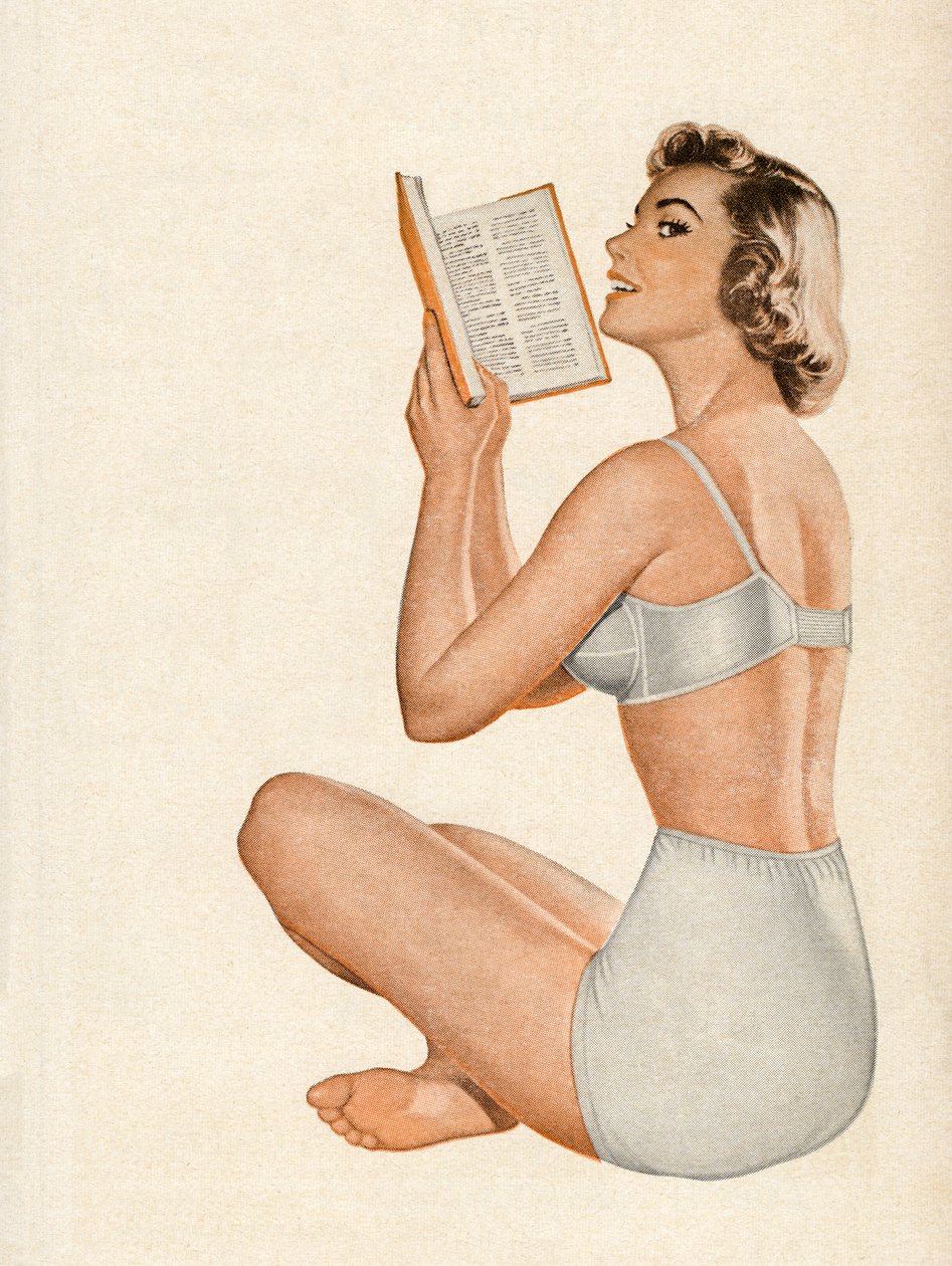 Donna in lingerie seduta che legge un libro da American School