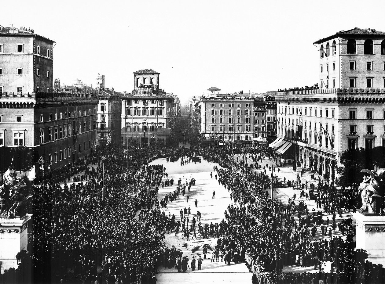 Piazza Venezia a Roma durante la celebrazione fascista in commemorazione del Milite Ignoto all