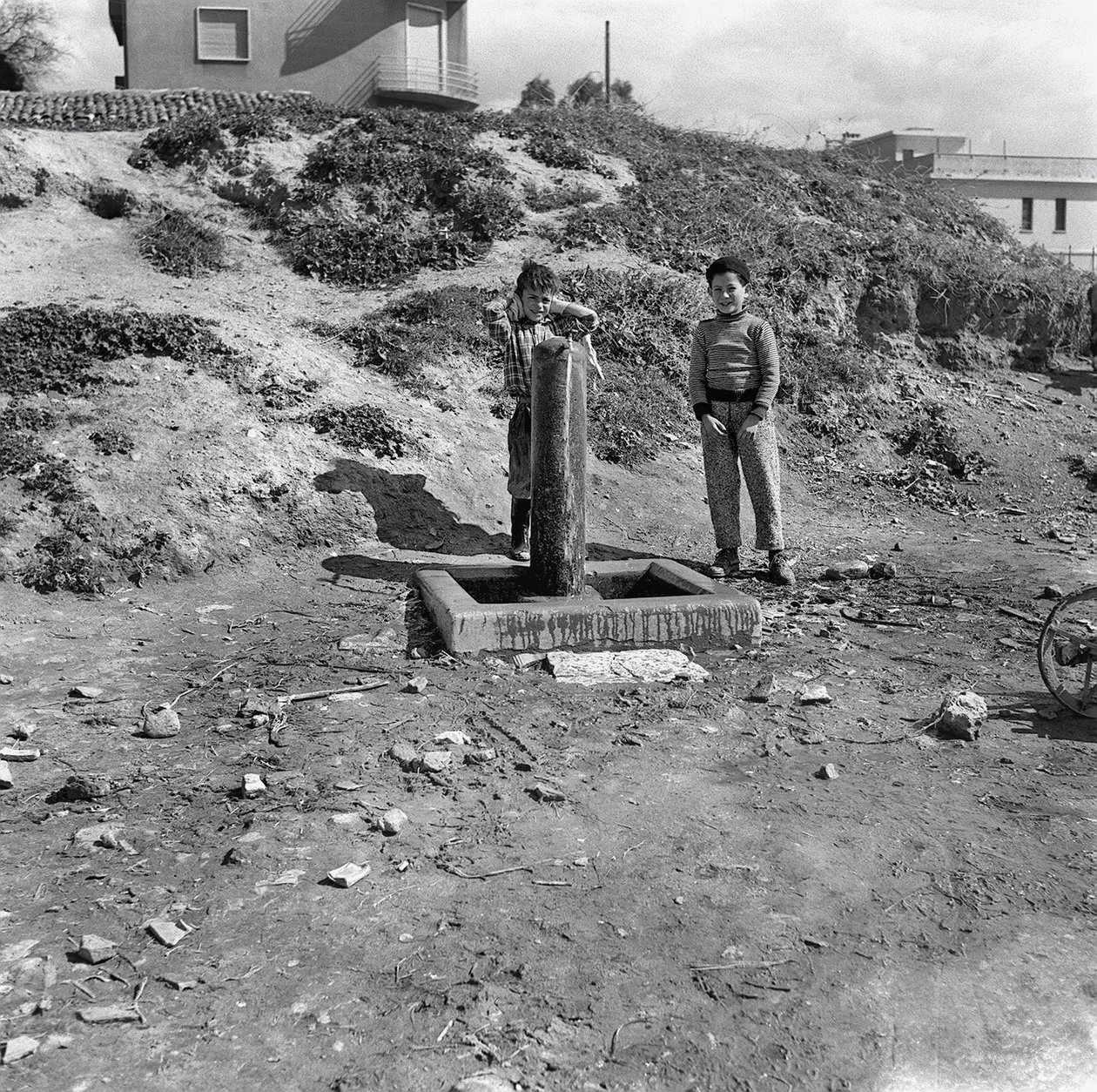 BAMBINI ALLA FONTANA DEL VILLAGGIO da Ando Gilardi