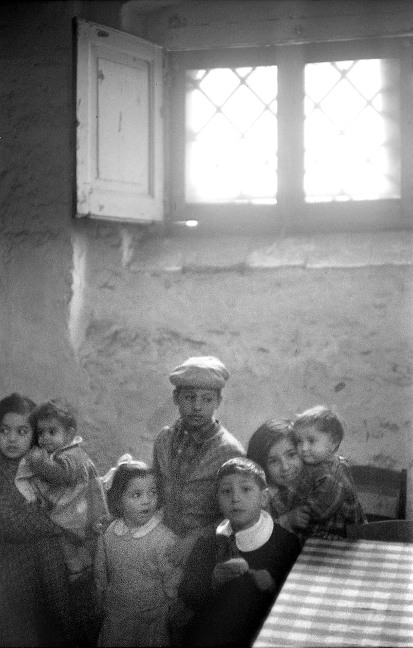CROTONE, BAMBINI IN UNA CASA SEMINTERRATA, da Ando Gilardi