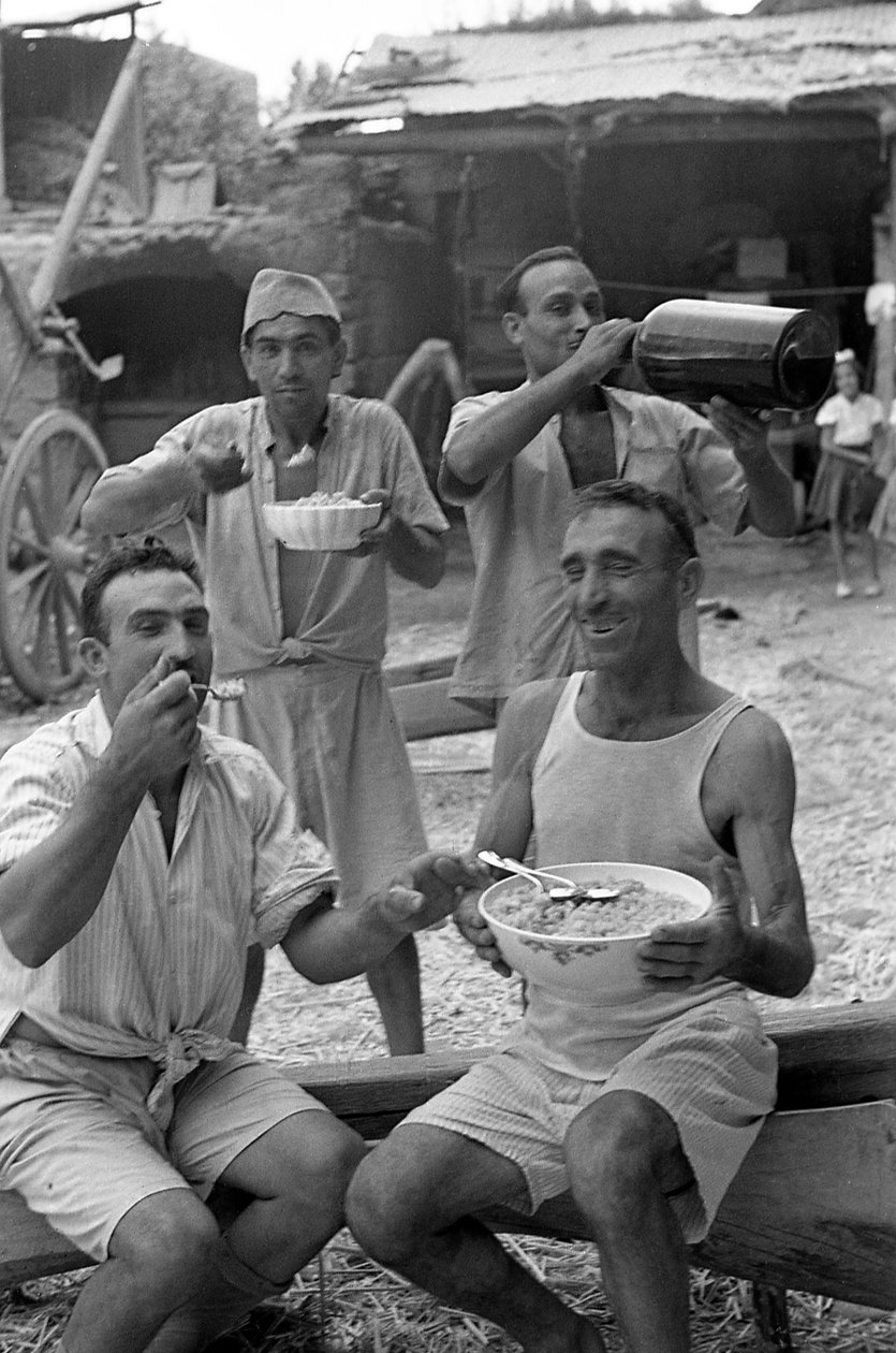 LAVORAZIONE DELLA CANAPA, PAUSA DI RISTORO da Ando Gilardi