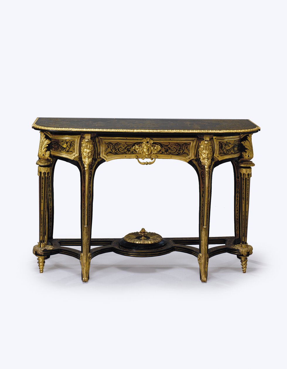 Una delle coppie di tavoli da pier in tartaruga marrone con montature in ormolu da Andre Charles (attr. to) Boulle
