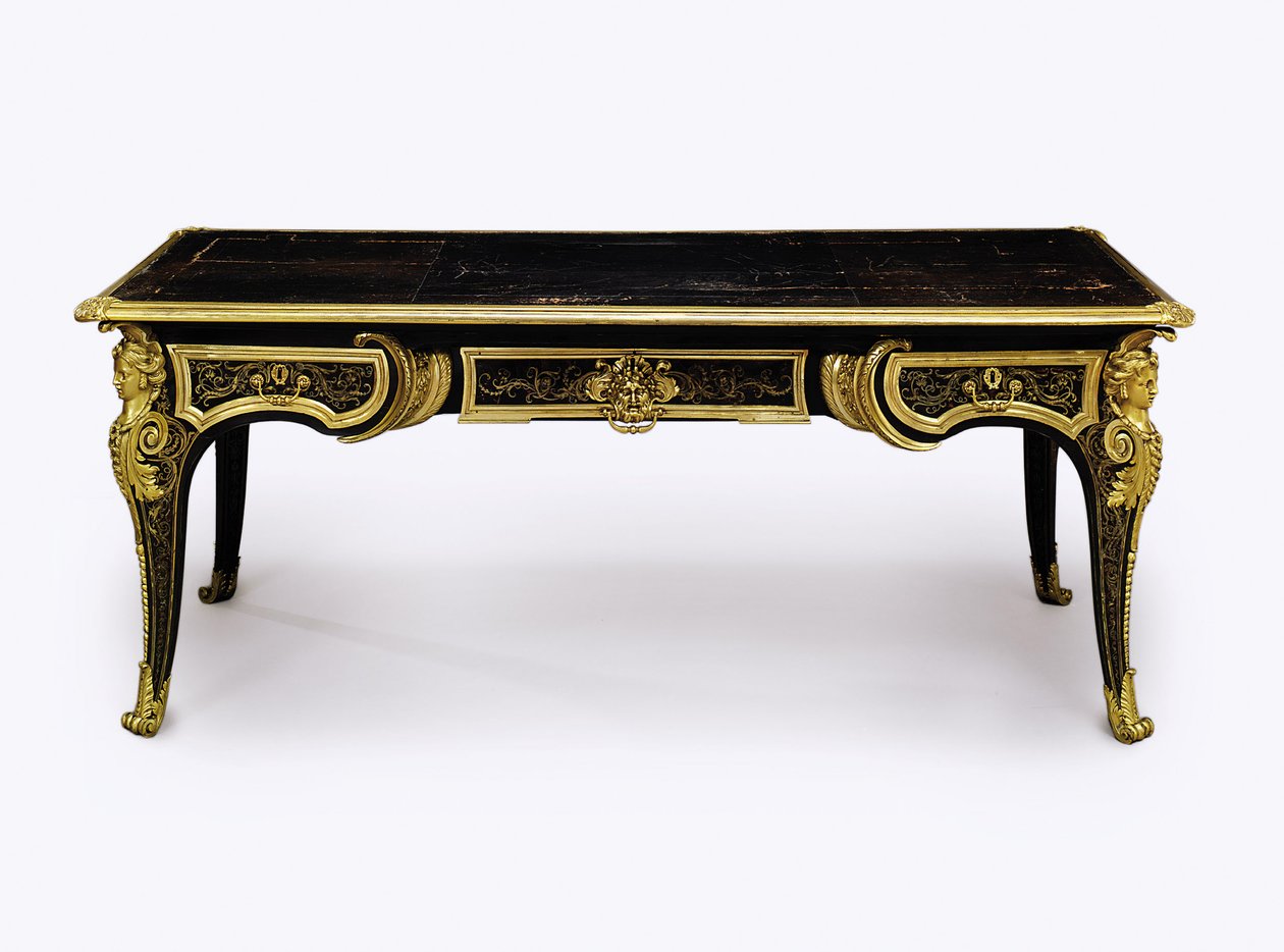 Bureau plat in tartaruga marrone con montature in bronzo dorato di Luigi XIV, c.1710 da Andre Charles Boulle