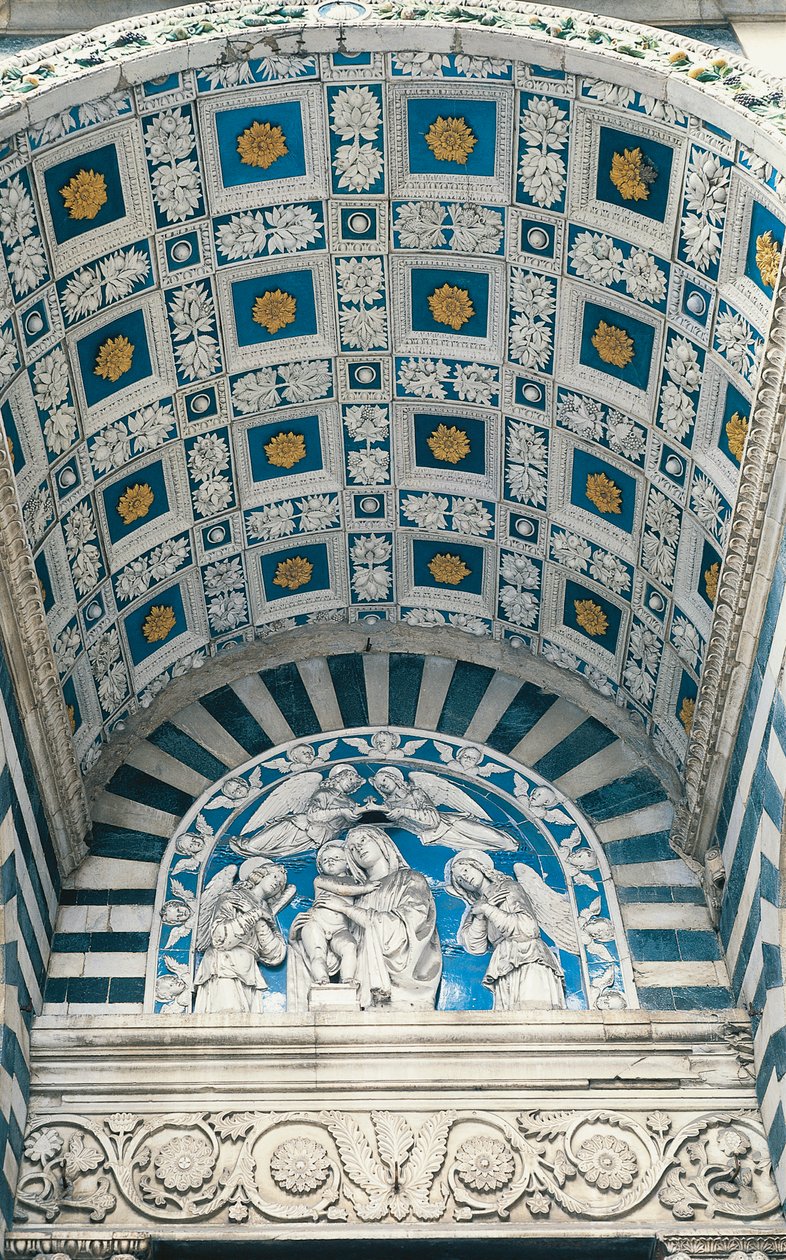 Volta centrale del portico, con cassettoni blu e rosette dorate, e lunetta sopra, con rilievo in terracotta smaltata della Madonna col Bambino da Andrea Della Robbia