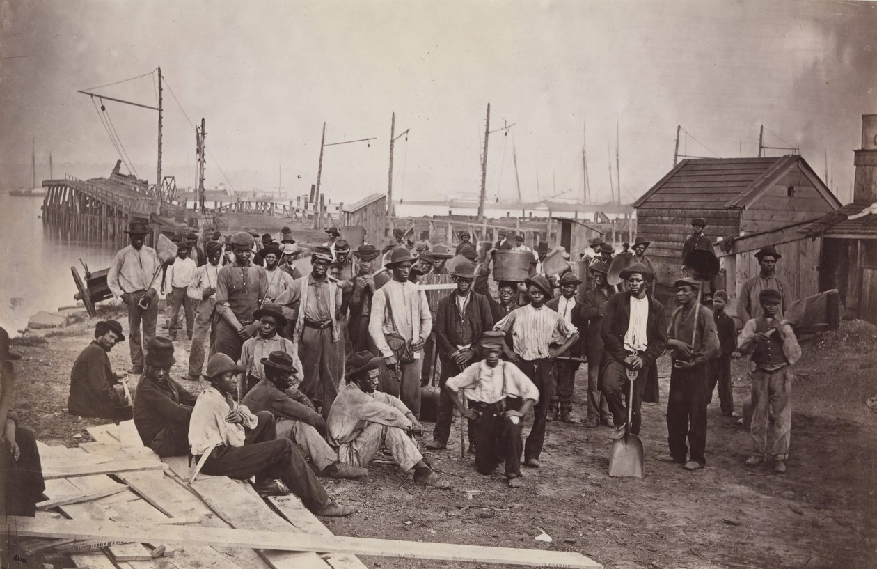 Lavoratori al Molo del Quartiermastro, Alexandria, Virginia, 1863-65 da Andrew Joseph Russell.