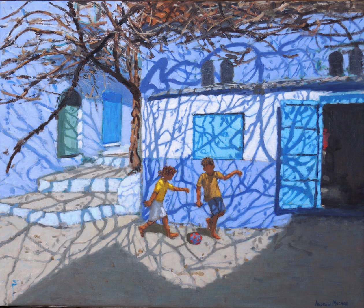 Giochi con la palla in strada, Chefchaouen, Marocco, 2018 da Andrew Macara