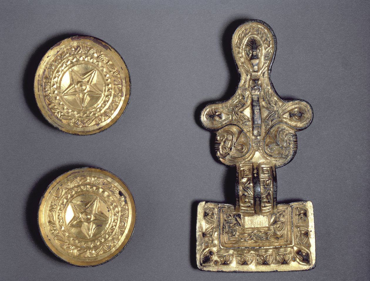Un paio di fibbie a piattino e una fibbia a testa quadrata, trovate a Fairford, Gloucestershire, anglosassone, V-VI secolo da Anglo Saxon