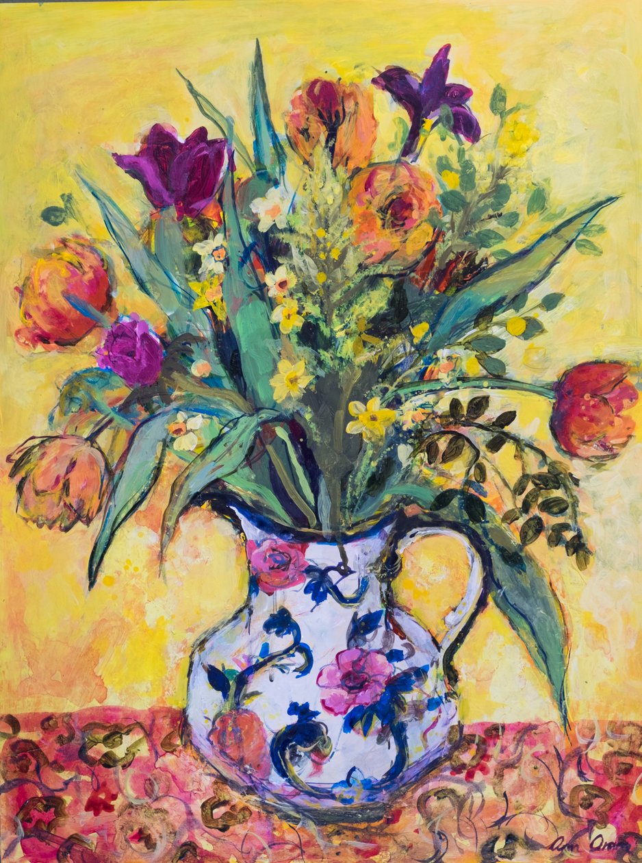 Brocca di fiori primaverili su sfondo giallo da Ann Oram