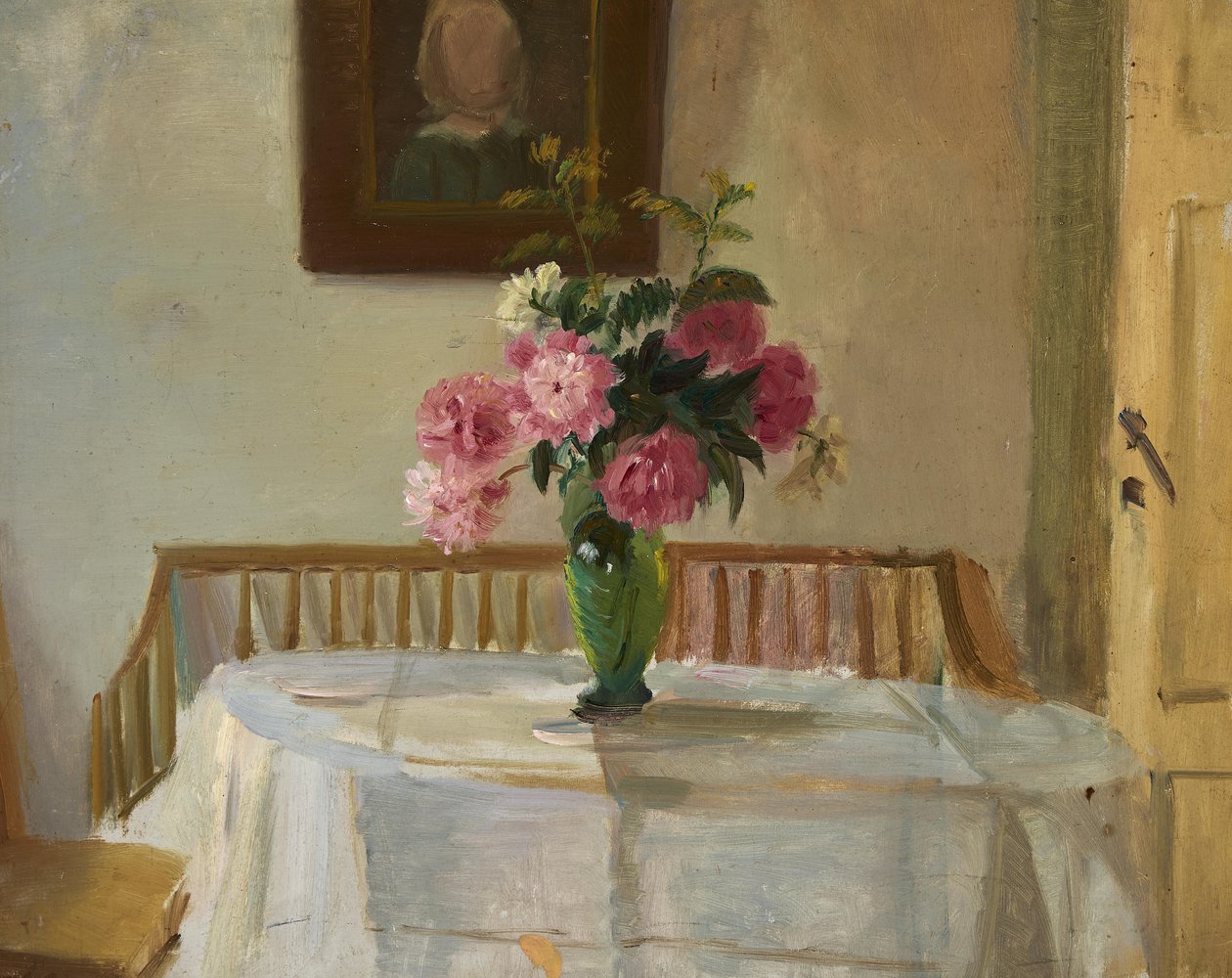 Interno della casa di Anchers a Markvej, Skagen, con crisantemi rosa in un vaso su un tavolo. da Anna Ancher