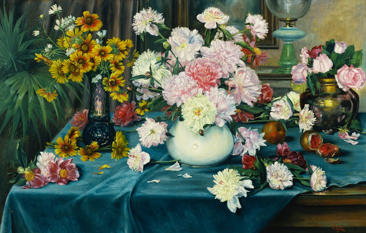 Peonie, rose e altri fiori in vasi su un tavolo coperto con un panno blu, 1913 da Anna Knittel