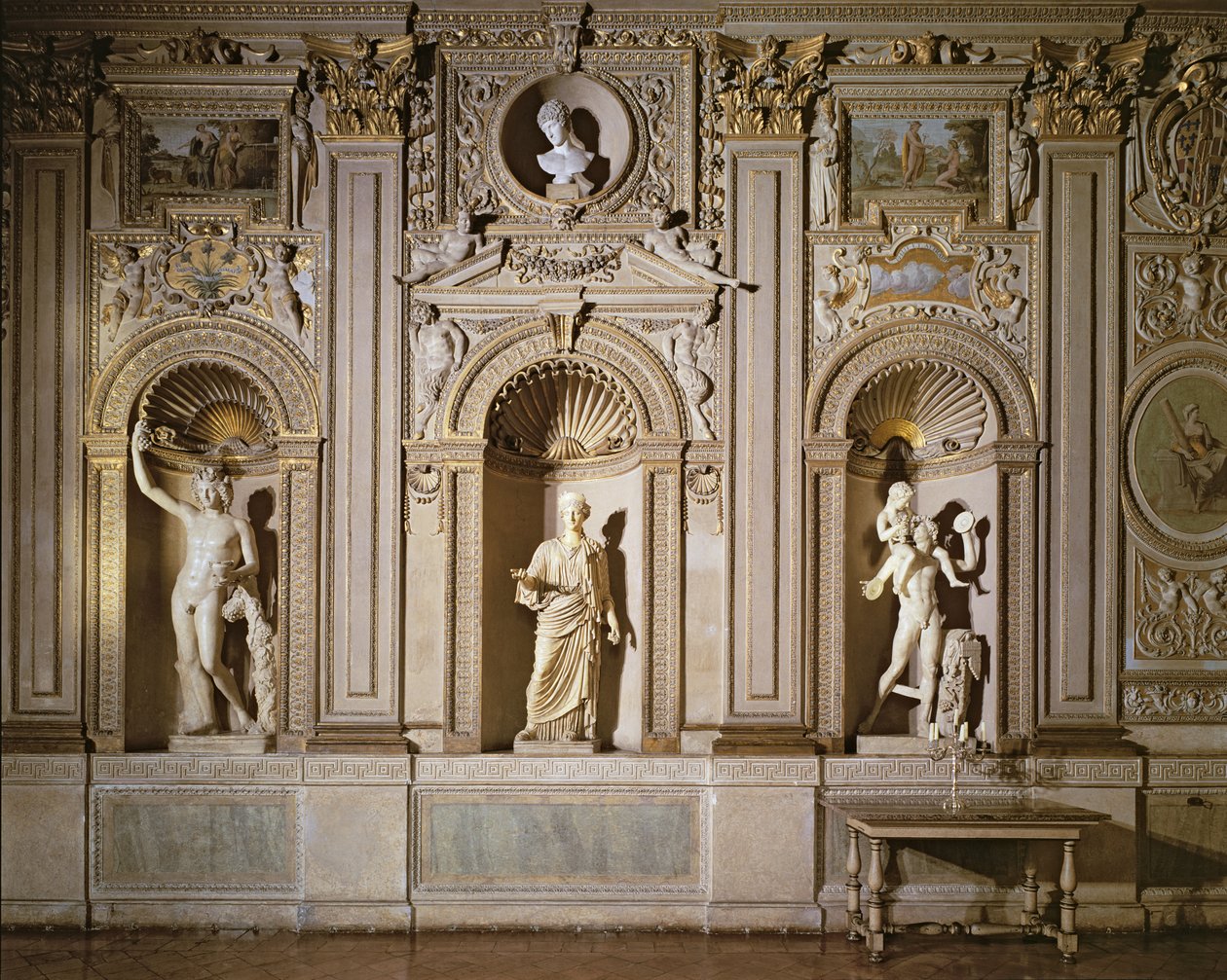 Galleria di Carracci, dettaglio della decorazione murale in stucco dorato con nicchie contenenti sculture in marmo (dettaglio) da Annibale Carracci