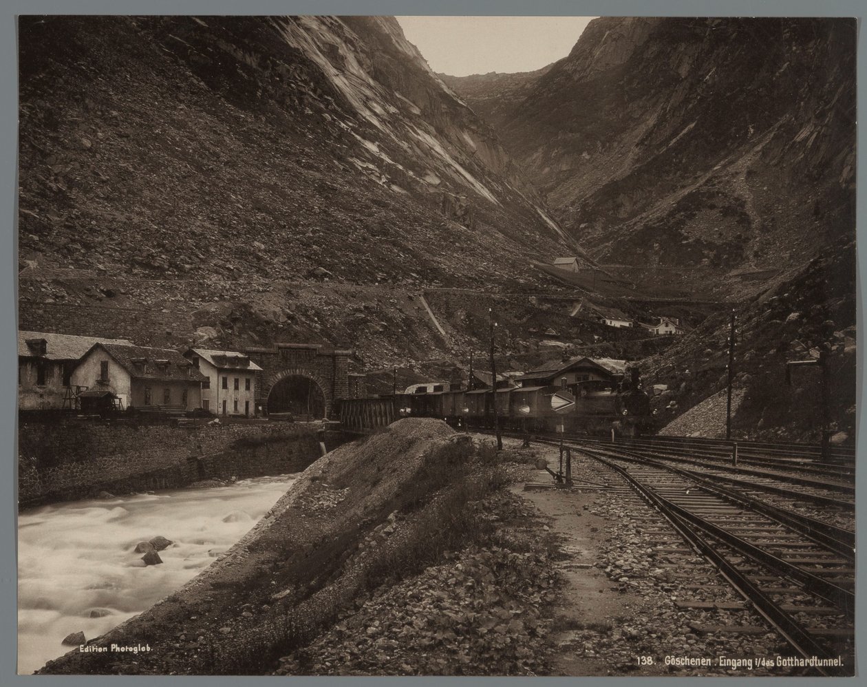 Ingresso del tunnel del Gottardo a Göschenen da Anonymous