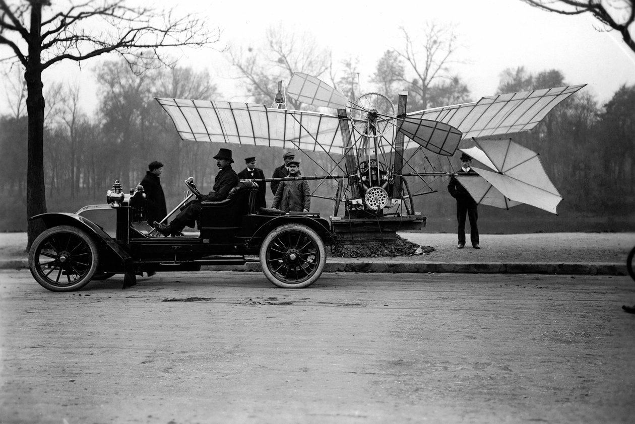 Aviatore Alberto Santos Dumont trasporta il suo aereo nella sua auto. Collezione privata da Anonymous Anonymous