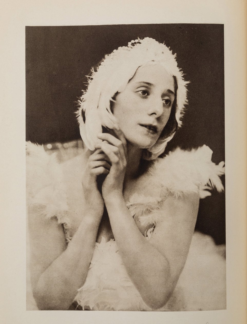 Anna Pavlova nel balletto Il cigno morente di Camille Saint-Saëns, Anonimo. Cromolitografia, Collezione Privata da Anonymous Anonymous
