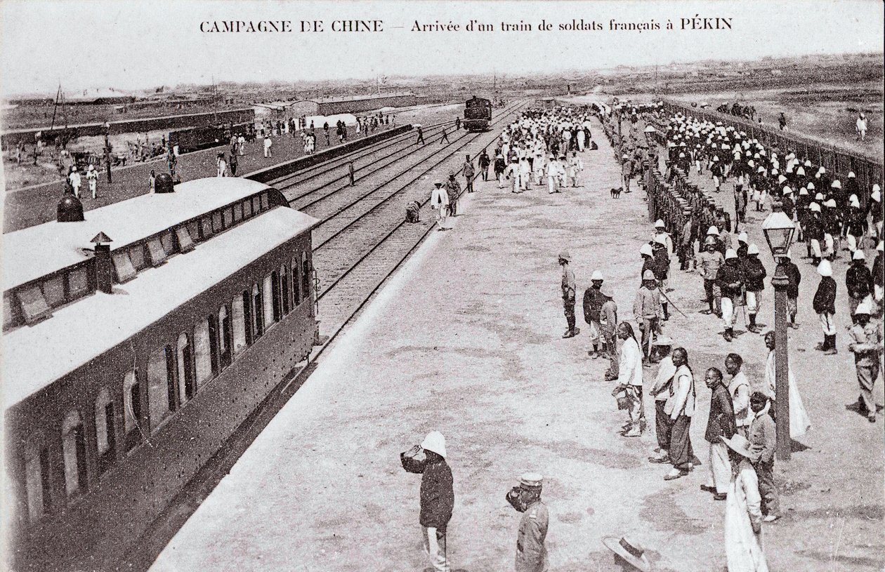Arrivo di un treno di soldati francesi a Pechino durante la Campagna cinese Fotografia intorno al 1900-1901 - Collezione privata da Anonymous Anonymous